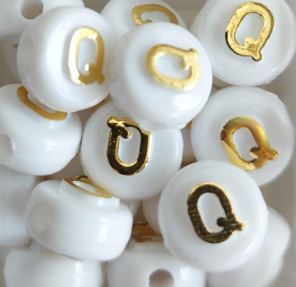 Perle lettre Q doré/blanc 10mm